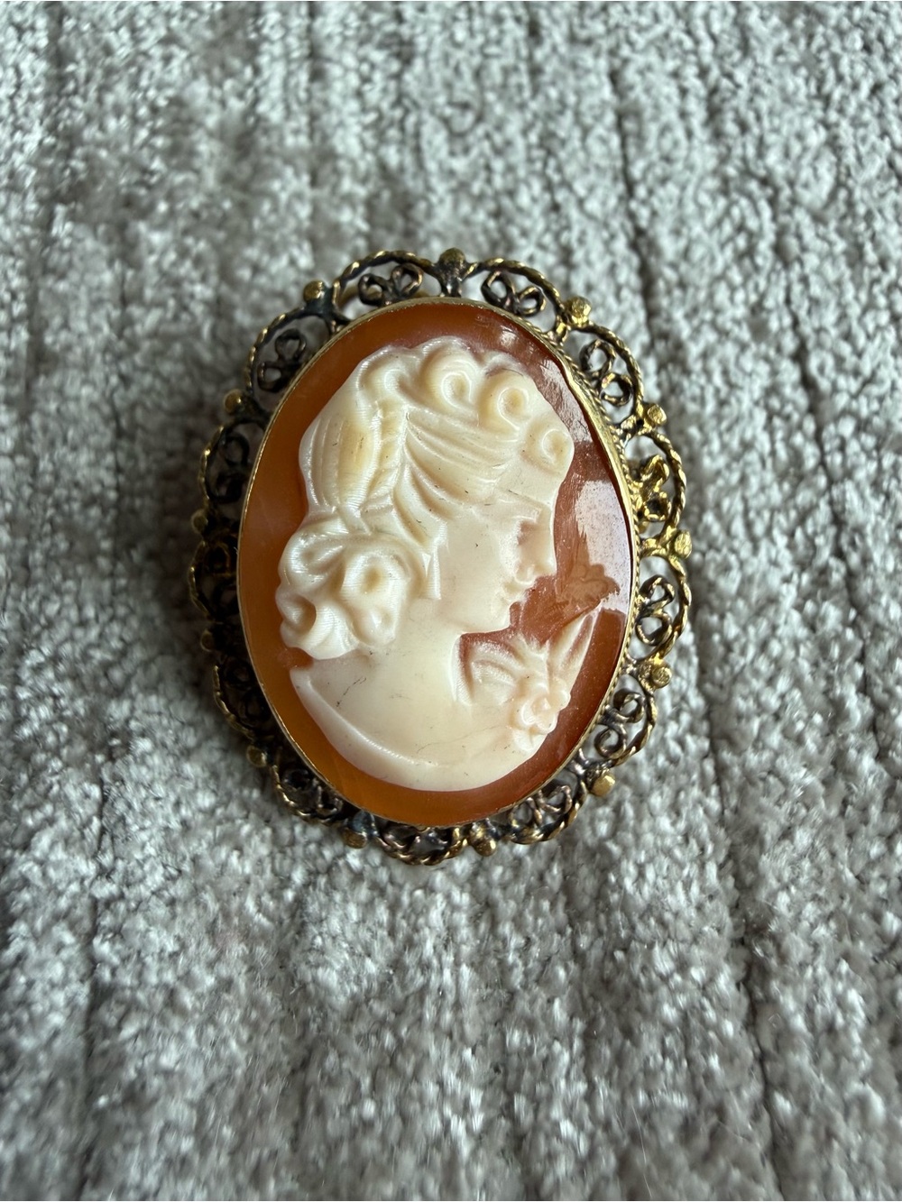 Carved Shell Cameo brooch/pendant, sterling silver (925) gilt filigree frame